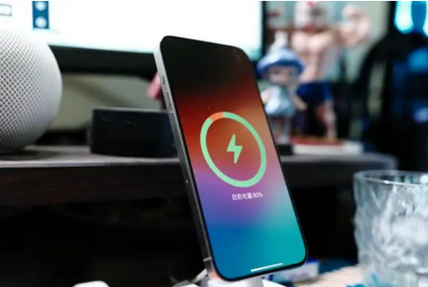 长白苹果15换屏服务分享用什么充电器给iPhone15充电更好 